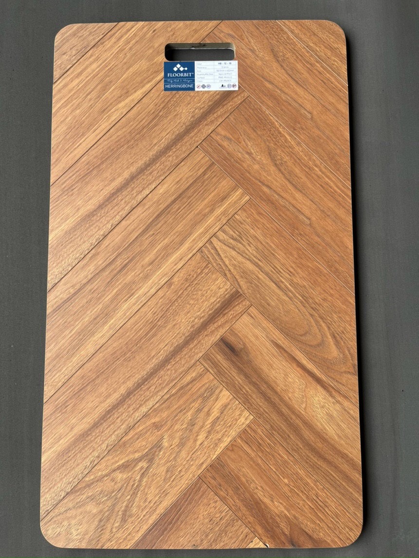 Bề mặt sàn gỗ Chypong sử dụng lớp sơn phủ cao cấp
