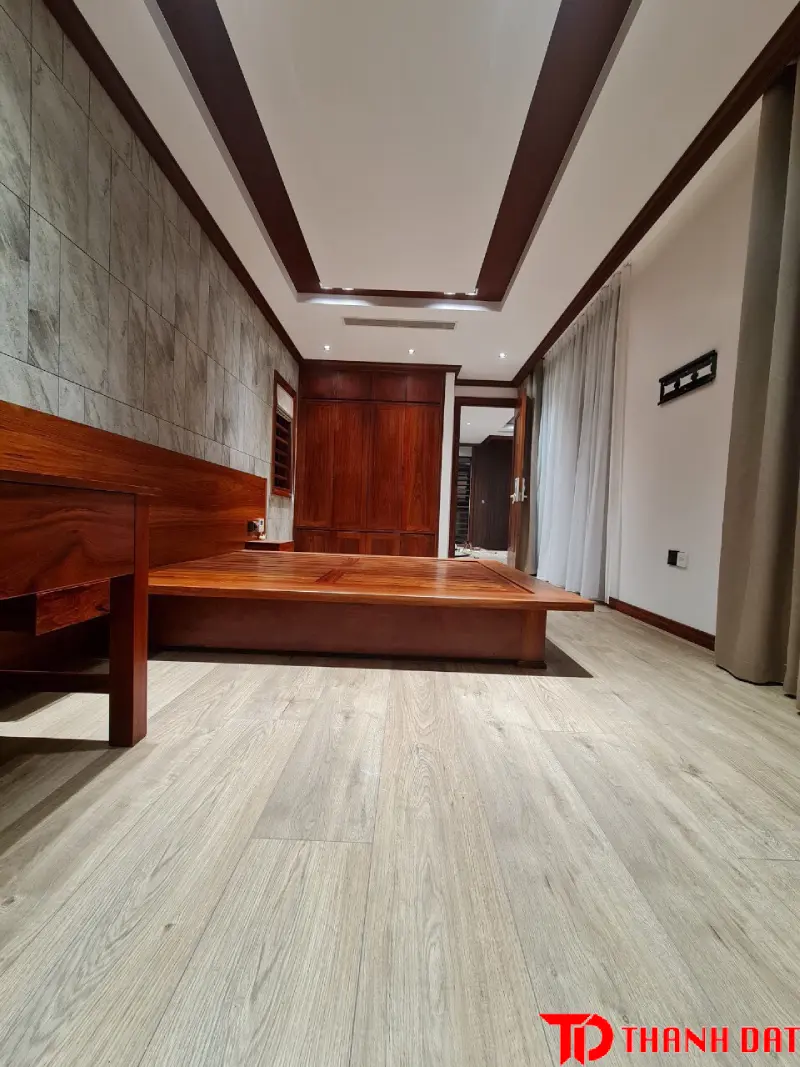Sàn gỗ xám trắng cho phòng ngủ có diện tích lớn