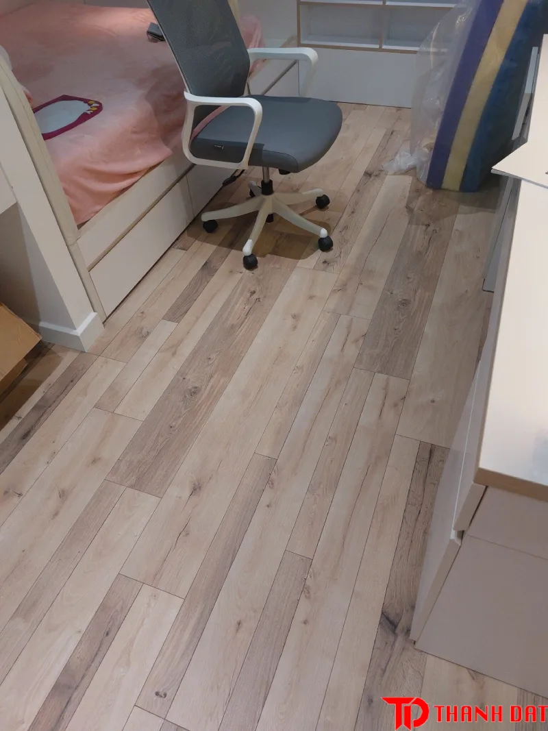 Mẫu sàn gỗ công nghiệp lát phòng ngủ nhỏ