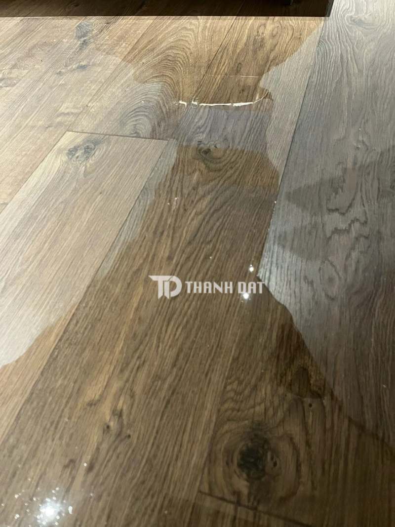 Sàn gỗ cốt đen chống nước tốt hơn