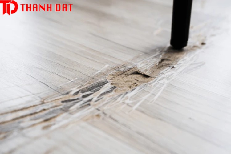 Sàn bị xước khá nặng ảnh hưởng tới cốt gỗ