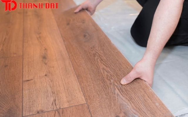 Lát sàn gỗ trên nền gạch hoa