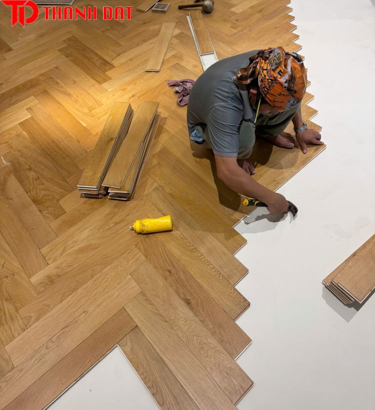 Thi công sàn gỗ xương cá trên nền gạch cũ